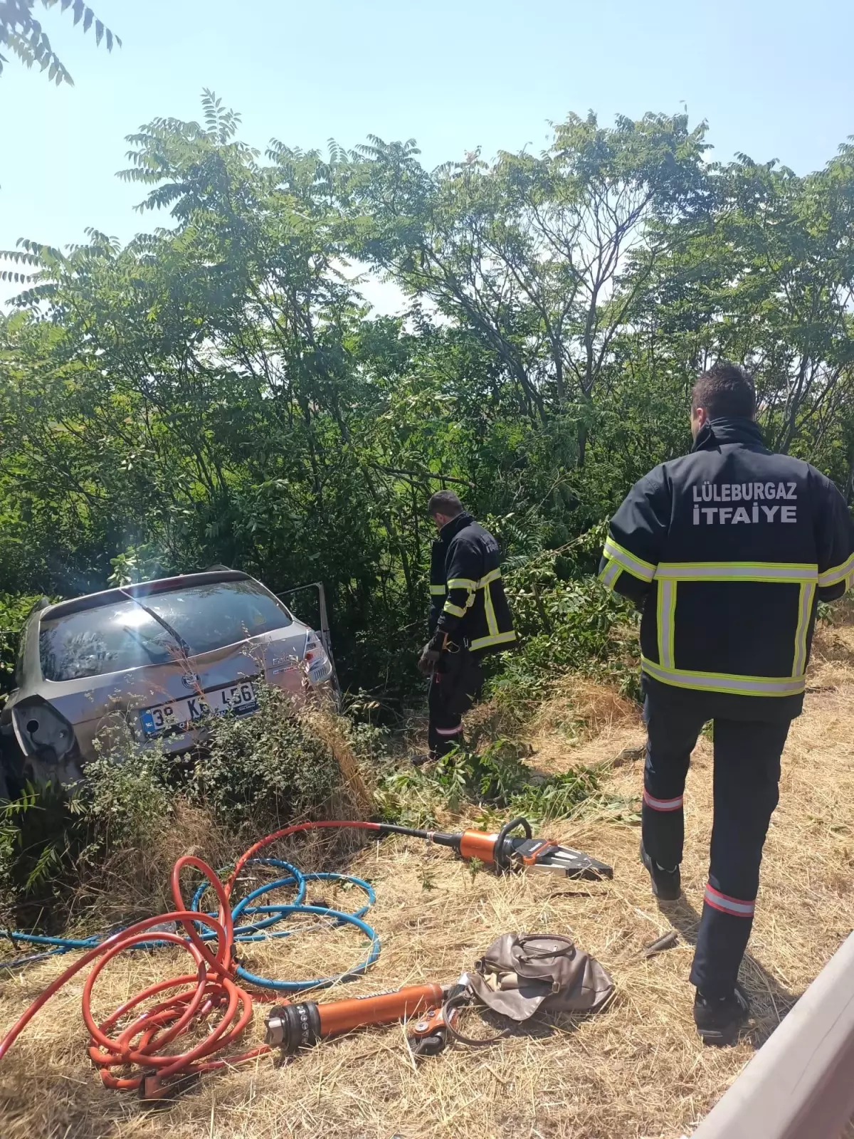 Kırklareli\'nde şarampoldeki ağaçlara çarpan otomobildeki sürücü öldü, eşi ve 2 çocuğu yaralandı