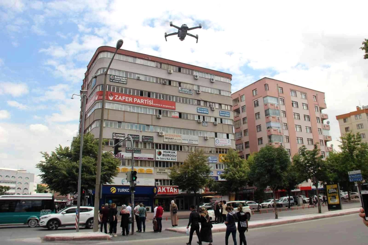 Konya\'da ışık ihlali yapan yayalar havadan dron ile uyarıldı ve denetlendi