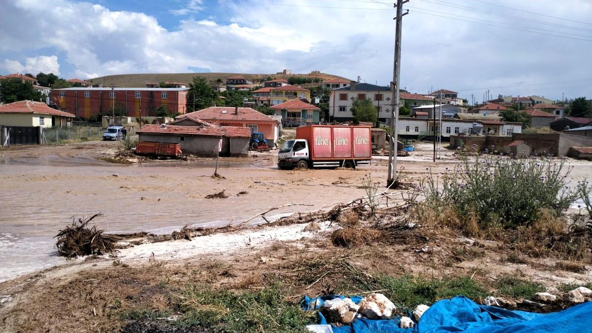 Konya\'nın Yunak ilçesinde şiddetli yağış sele neden oldu
