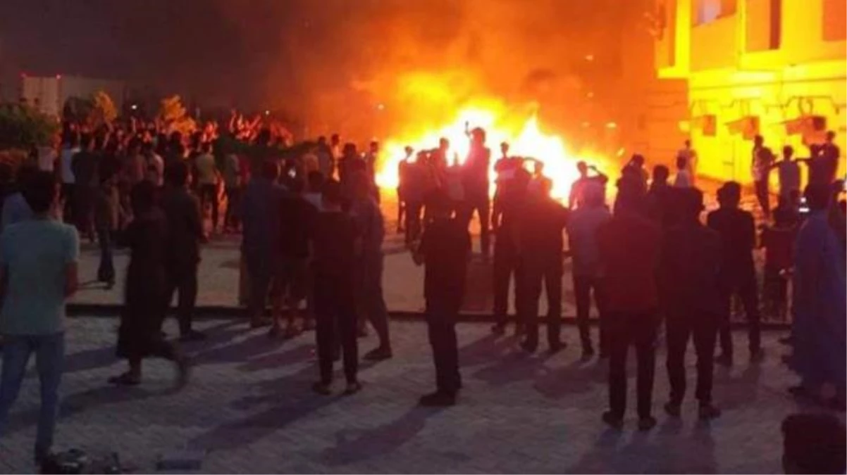 Libya\'da bir grup eylemci Temsilciler Meclisi\'ni basarak ateşe verdi
