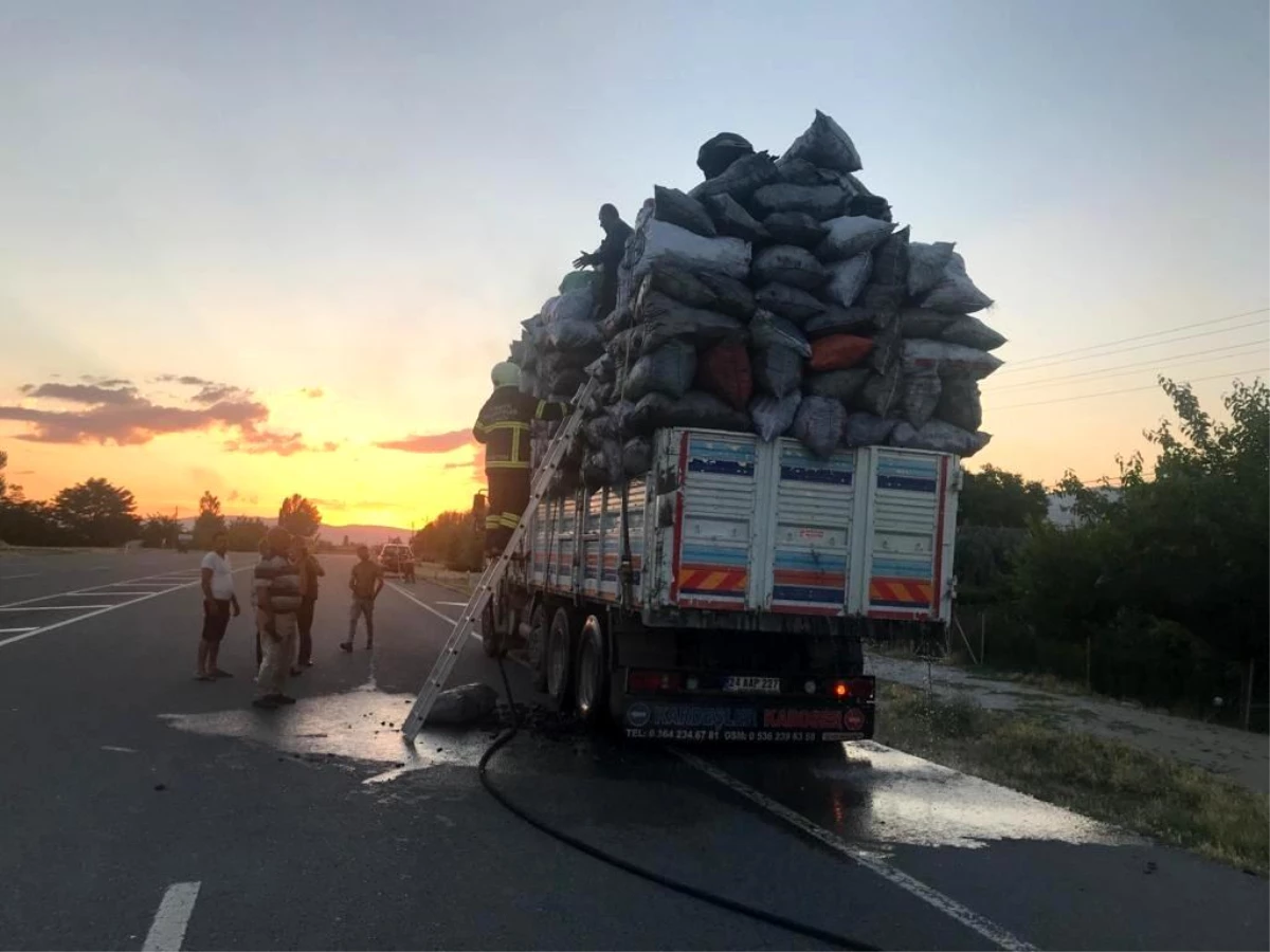 Mangal kömürü yüklü tırda çıkan yangını itfaiye söndürdü