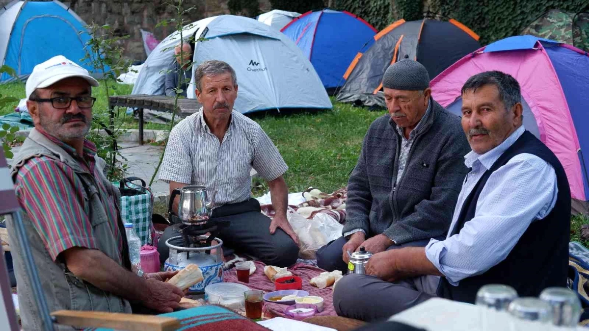 Otellerde yer bulamayan güreş sevdalıları, meydanlarda çadırlarda uyudu