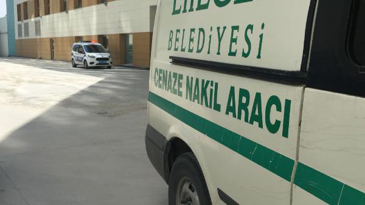Son dakika... Polislere bıçakla saldıran hırsızlık şüphelisi vuruldu, hastanede öldü