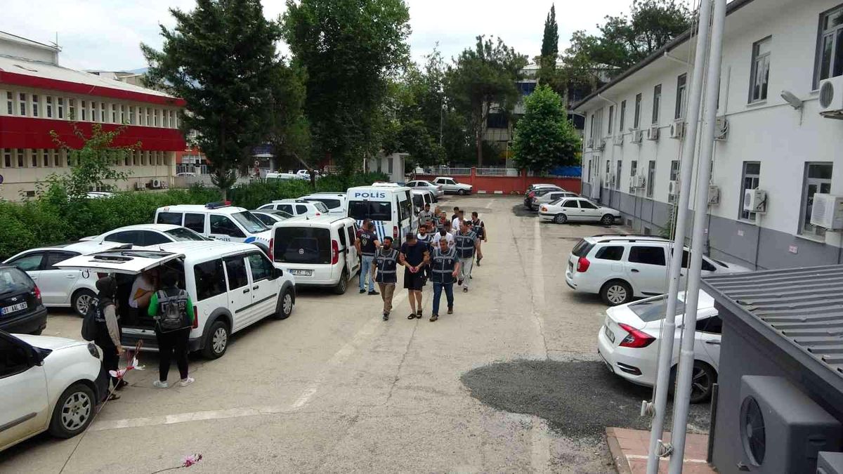 Son dakika haberi | Sahte "iddaa" kuponuyla dolandırıcılık yapan 9 şüpheli adliyeye sevk edildi