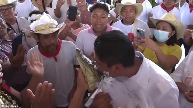 Şaka değil gerçek! Koskoca belediye başkanı yavru timsahla evlendi