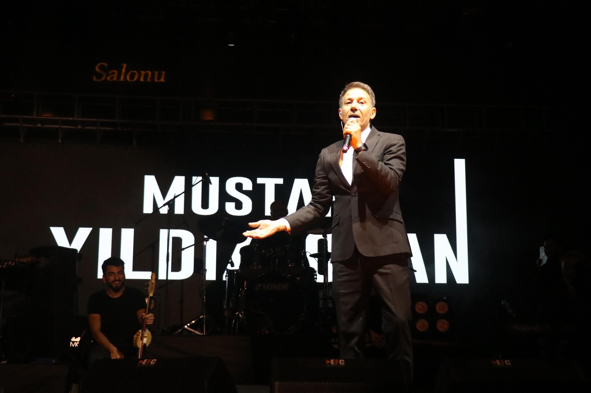 Sanatçı Mustafa Yıldızdoğan, "Erzincanfest 2022" kapsamında konser verdi