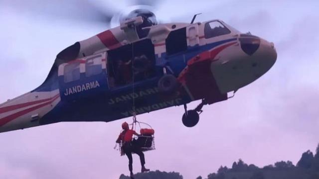 Selde yolu kapanan köydeki hastanın imdadına helikopter yetişti Selde yolu kapanan köydeki hastanın imdadına helikopter yetişti