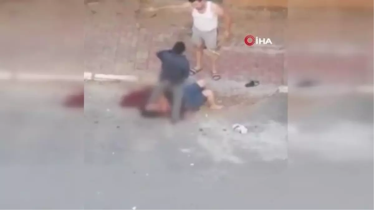 Son dakika haberleri! Sokak ortasında bıçakladığı kadının başında bekleyip yanına kimseyi yaklaştırmadı...Dehşet anları kamerada