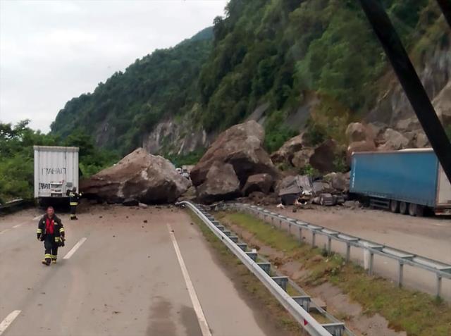 Son Dakika: Artvin'de heyelan! Ölü ve yaralıların olduğu bölgeden gelen görüntüler endişe verici