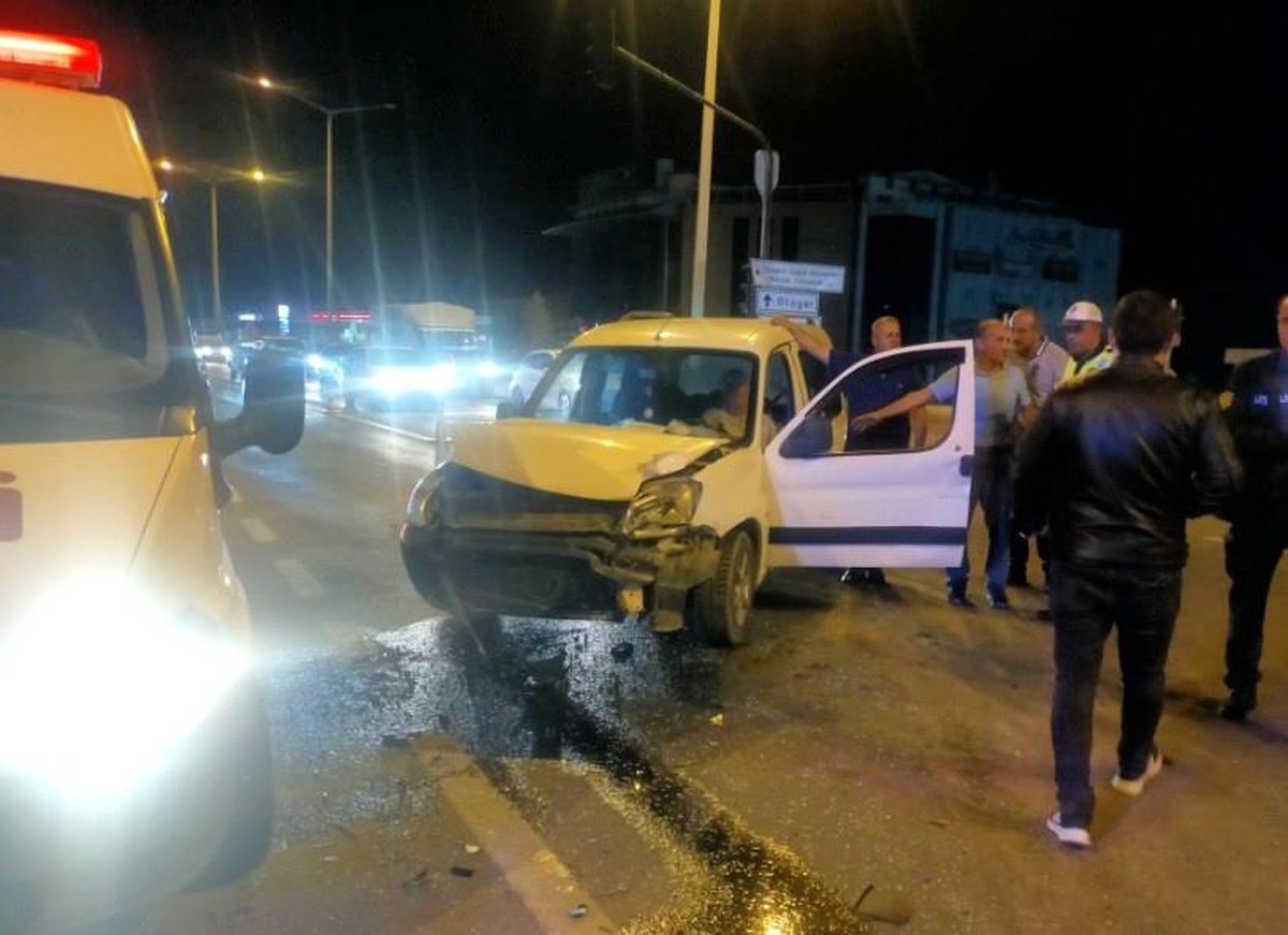 Son dakika haber... Tavşanlı otomobil ile motosiklet çarpıştı: 2 yaralı