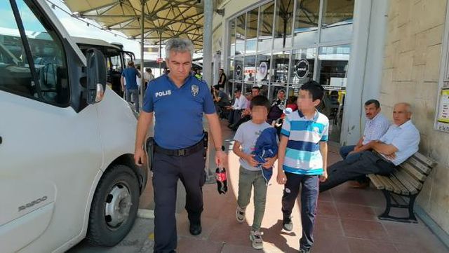 Üvey baba şiddetinden kaçan 2 kardeş, yolcu otobüsünün arka koltuğunda fark edildi Üvey baba şiddetinden kaçan 2 kardeş, yolcu otobüsünün arka koltuğunda fark edildi