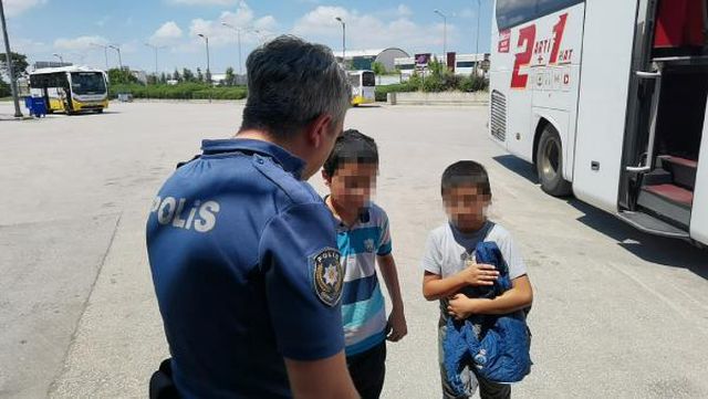 Üvey baba şiddetinden kaçan 2 kardeş, yolcu otobüsünün arka koltuğunda fark edildi Üvey baba şiddetinden kaçan 2 kardeş, yolcu otobüsünün arka koltuğunda fark edildi