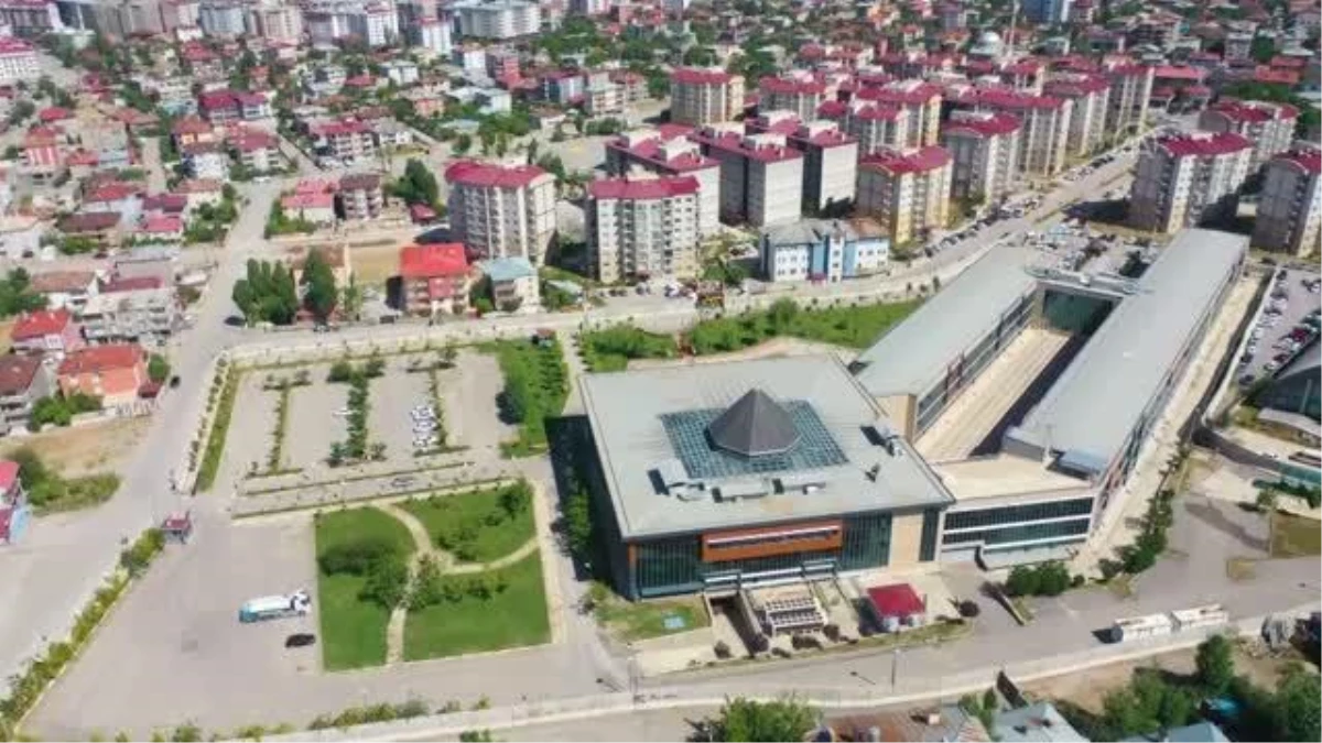 Van Büyükşehir Belediyesinin çevresindeki beton bariyerler kaldırıldı