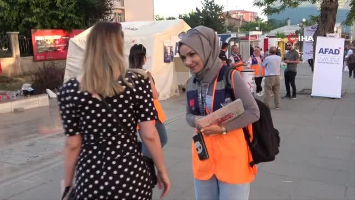 Van depremini yaşayan afetzede kadın gönüllü olarak afetlere karşı vatandaşı bilgilendiriyor