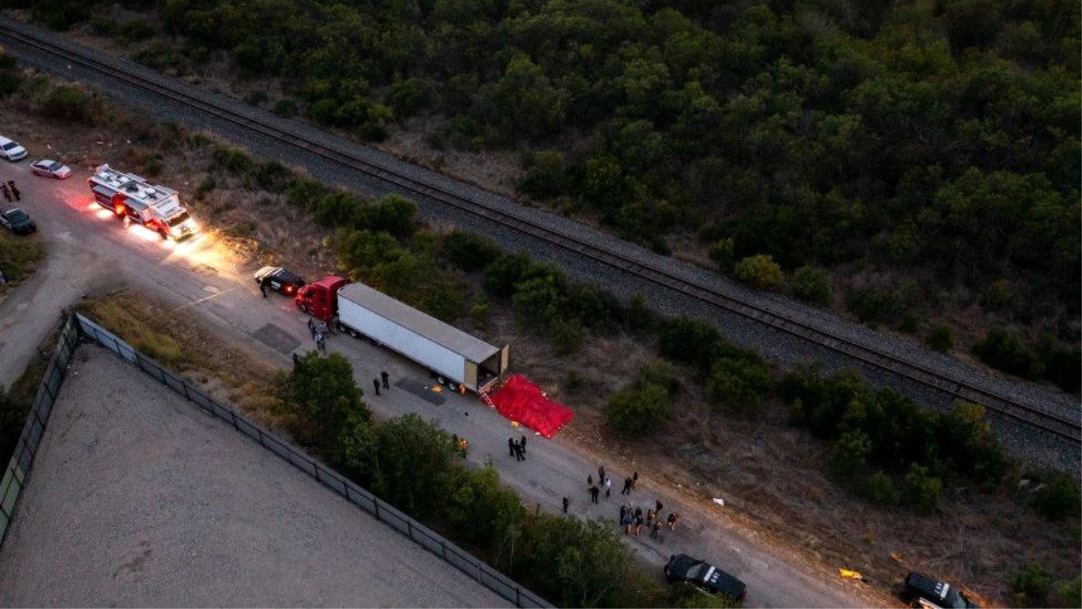 Texas\'ta terk edilmiş bir kamyonun kasasında en az 40 kişi ölü bulundu