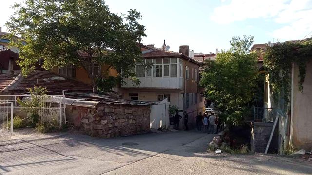 Boşanma aşamasındaki eşini tabancayla vurup intihar etti