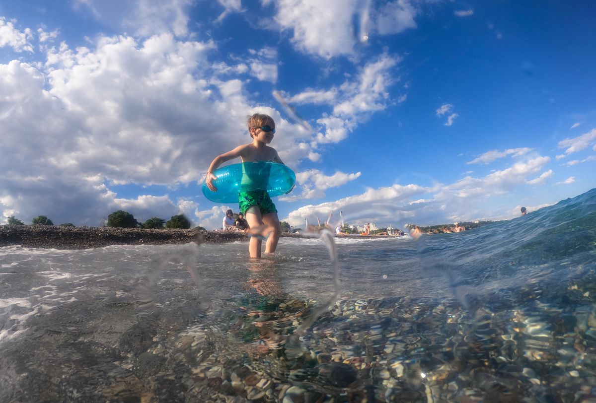 Antalya\'da sıcaktan bunalanlar sahilleri doldurdu