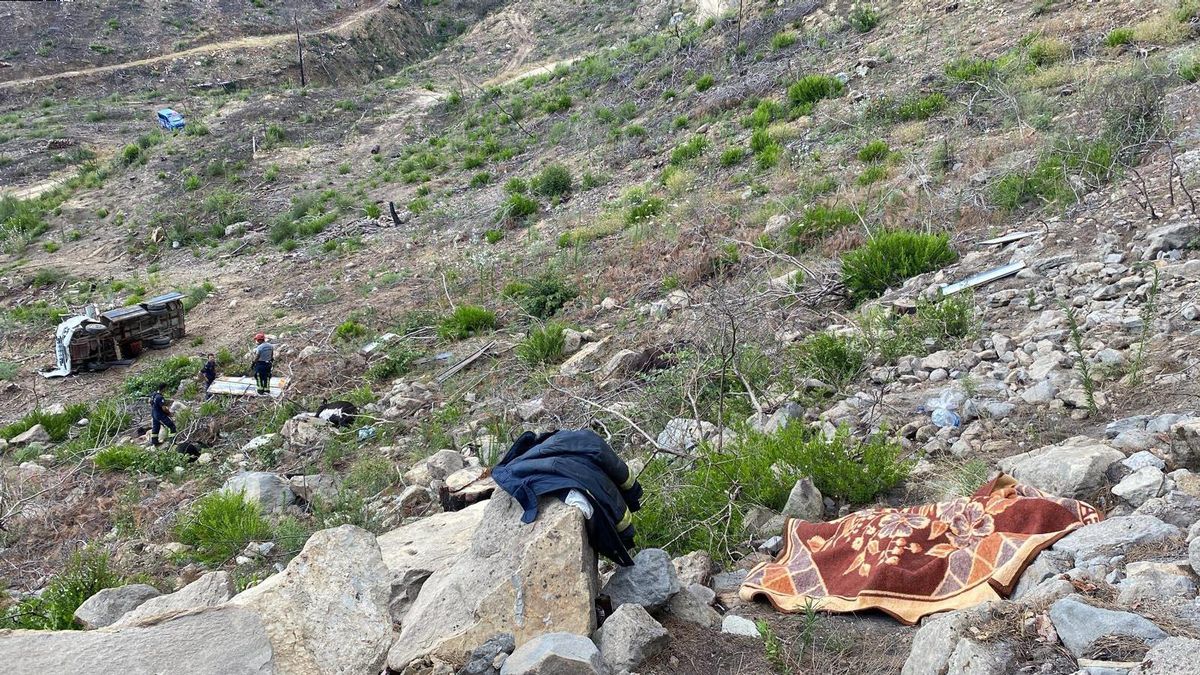 Son dakika haberleri... Antalya\'da uçuruma devrilen kamyonetin sürücüsü öldü
