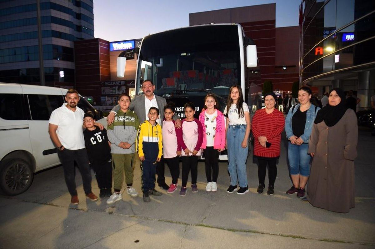 Başkan Vidinlioğlu, yarışamada dereceye giren öğrencileri gezi öncesi uğurladı