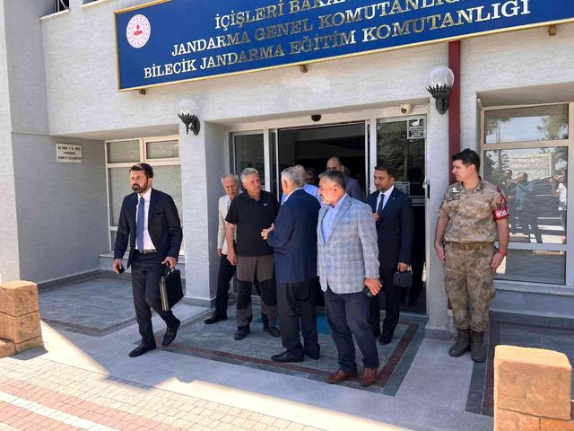 Binali Yıldırım'ı Bursa'ya götüren helikopter Bilecik'te acil iniş yaptı! Pilot hastaneye kaldırıldı Binali Yıldırım'ı Bursa'ya götüren helikopter Bilecik'te acil iniş yaptı! Pilot hastaneye kaldırıldı