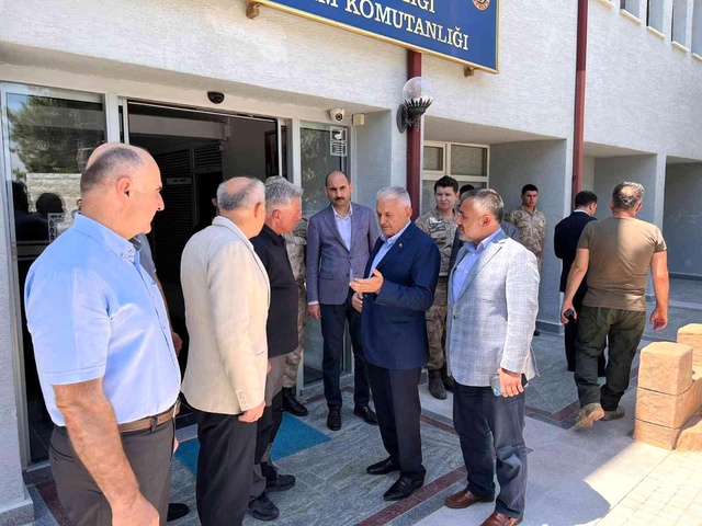 Binali Yıldırım'ı Bursa'ya götüren helikopter Bilecik'te acil iniş yaptı! Pilot hastaneye kaldırıldı Binali Yıldırım'ı Bursa'ya götüren helikopter Bilecik'te acil iniş yaptı! Pilot hastaneye kaldırıldı