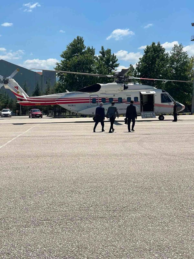 Binali Yıldırım'ı Bursa'ya götüren helikopter Bilecik'te acil iniş yaptı! Pilot hastaneye kaldırıldı Binali Yıldırım'ı Bursa'ya götüren helikopter Bilecik'te acil iniş yaptı! Pilot hastaneye kaldırıldı