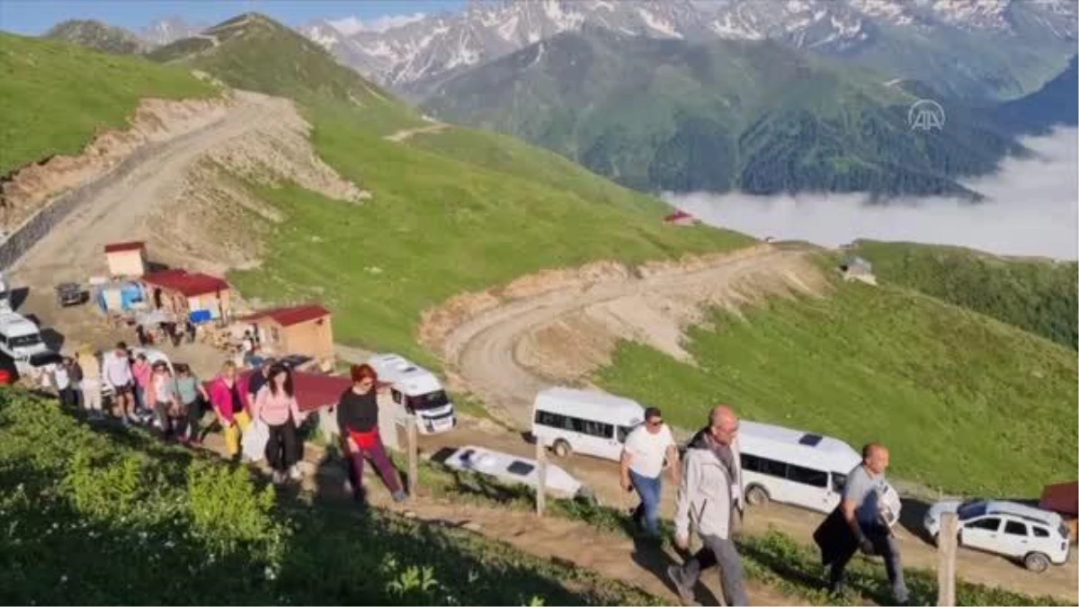 Bulutların üzerindeki Huser Yaylası doğa tutkunlarını ağırlıyor