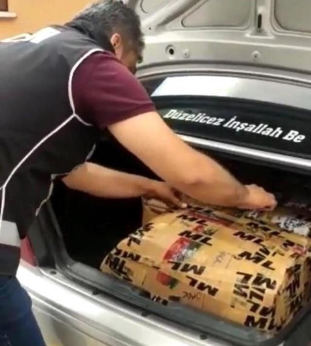 Camında 'Düzelicez İnşallah be' yazan araçla kaçak içki taşırken yakalandı Camında 'Düzelicez İnşallah be' yazan araçla kaçak içki taşırken yakalandı