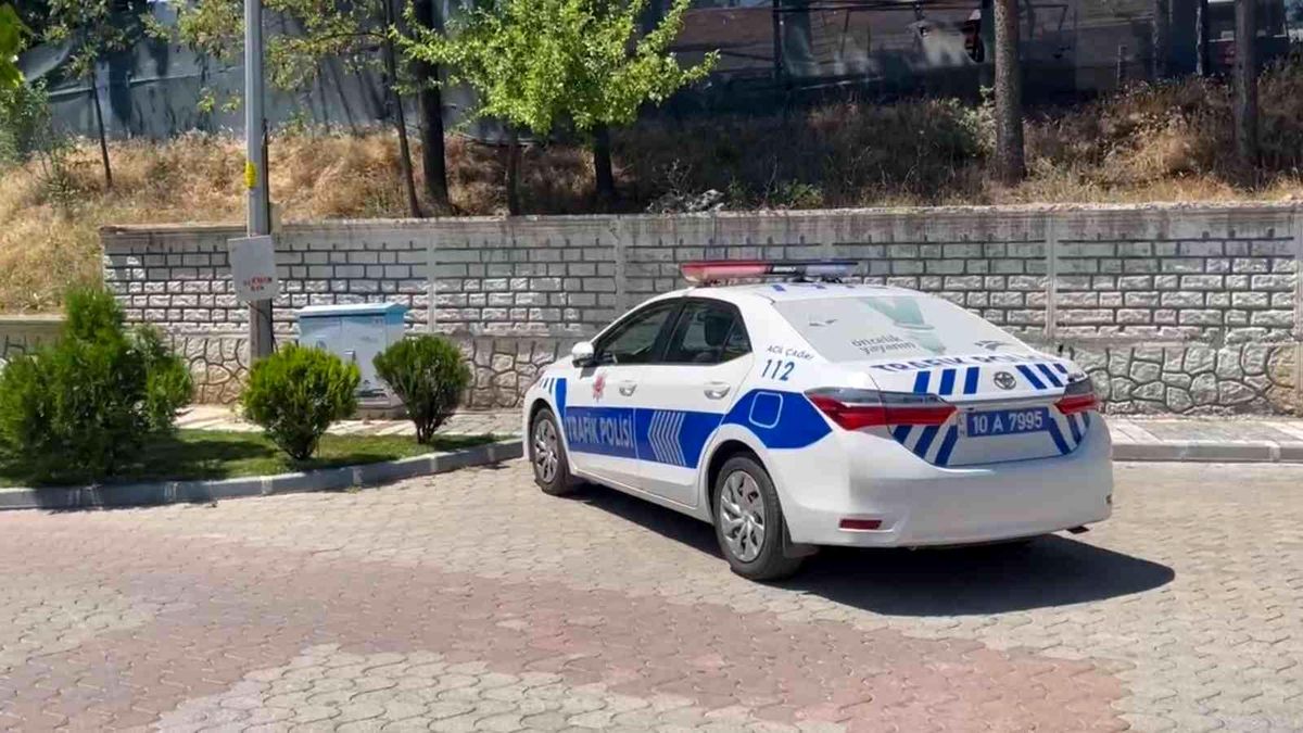 Son dakika... Dursunbey'de bıçaklı kavga: 2 ölü, 1 yaralı