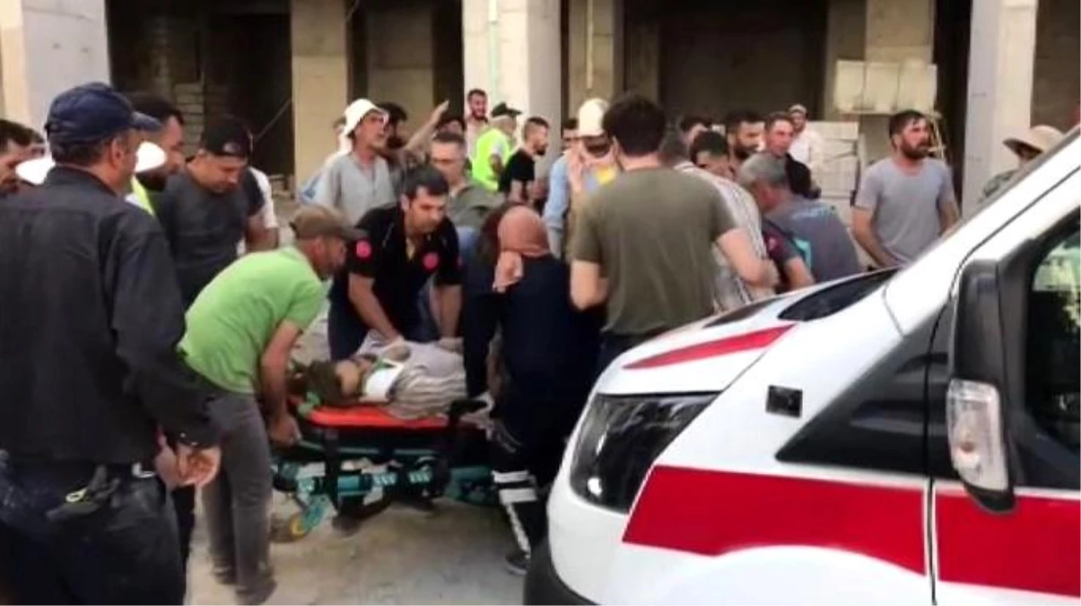 Son dakika haberi! Elazığ\'da inşattan düşen işçi hayatını kaybetti, çalışanlar sağlık ekiplerine saldırdı