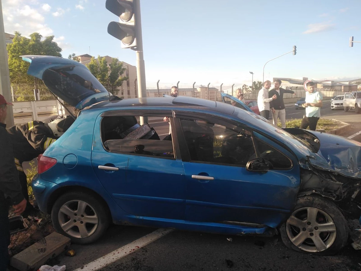 Erzurum\'da iki otomobilin çarpışması sonucu 9 kişi yaralandı
