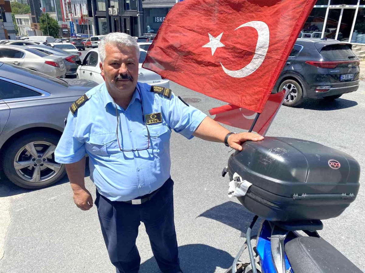 Güngören\'de Türk Bayrağını motosikletin üstünden alan kişiyi sopayla kovaladı