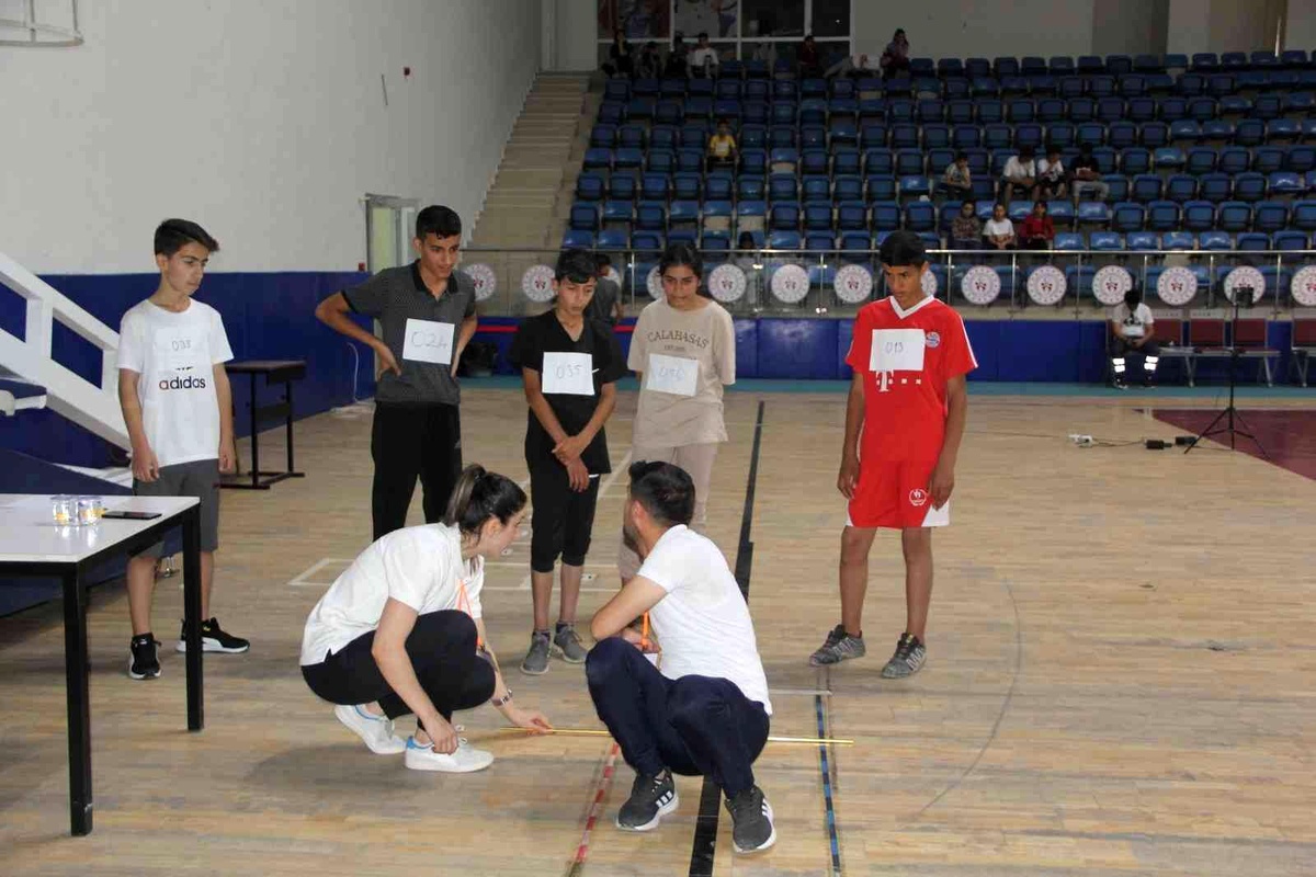 Hakkari\'de öğrenciler spor lisesine girmek için ter döktü