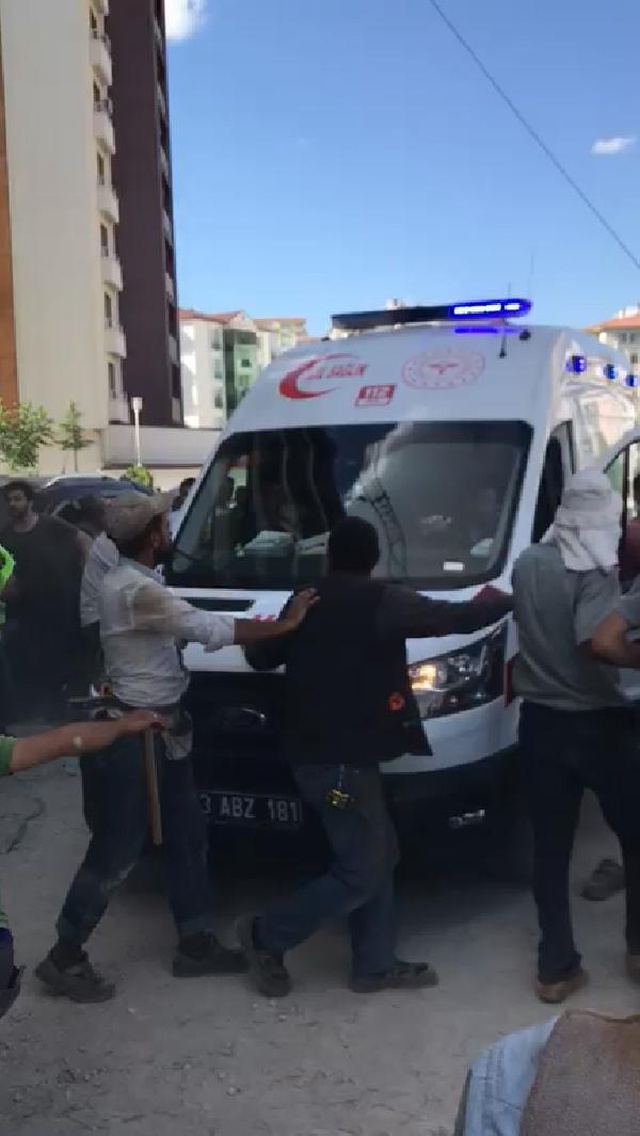 İnşaattan düşen kişi için gelen sağlık ekibi saldırıya uğradı, hastaneye 'geç' kaldırılan işçi öldü