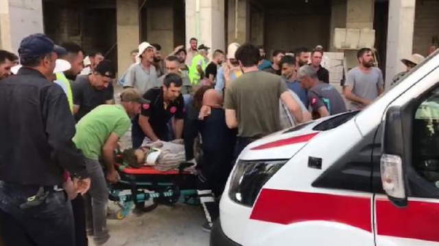 İnşaattan düşen kişi için gelen sağlık ekibi saldırıya uğradı, hastaneye 'geç' kaldırılan işçi öldü