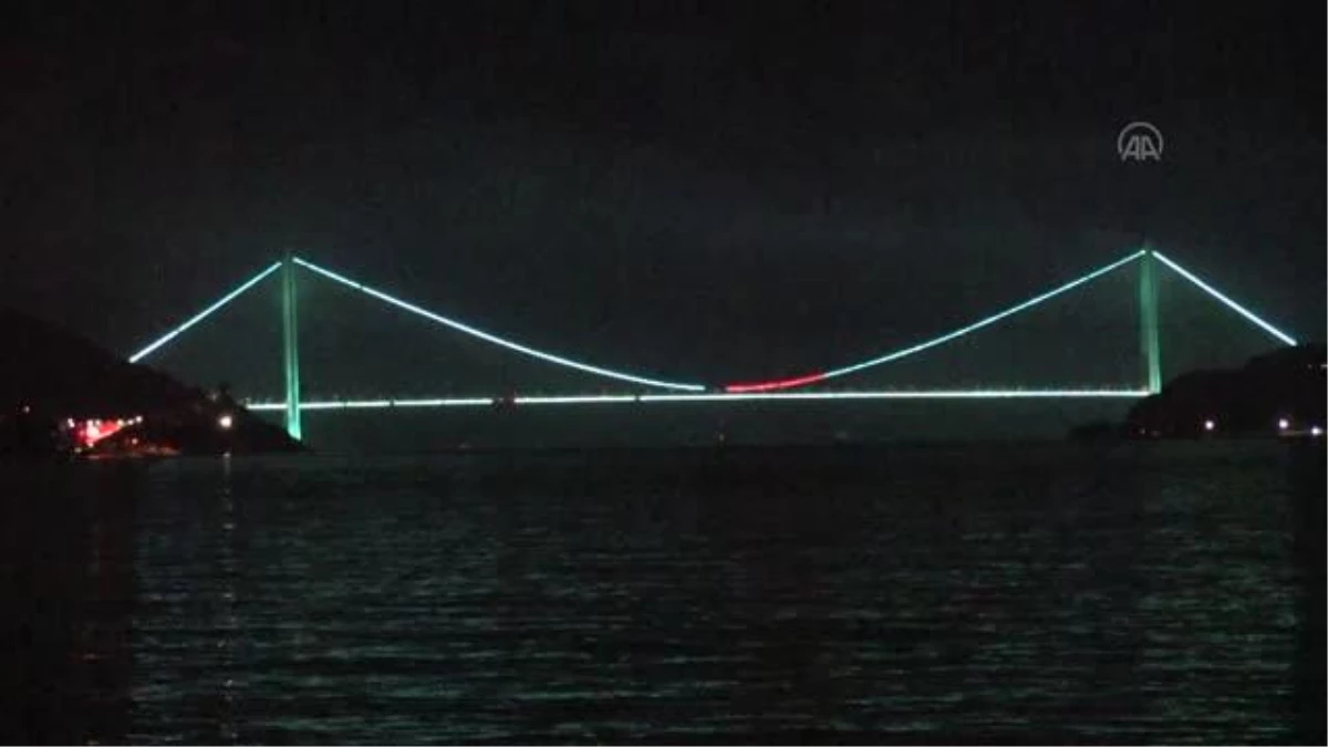 İstanbul'da köprüler Denizcilik ve Kabotaj Bayramı için aydınlatıldı