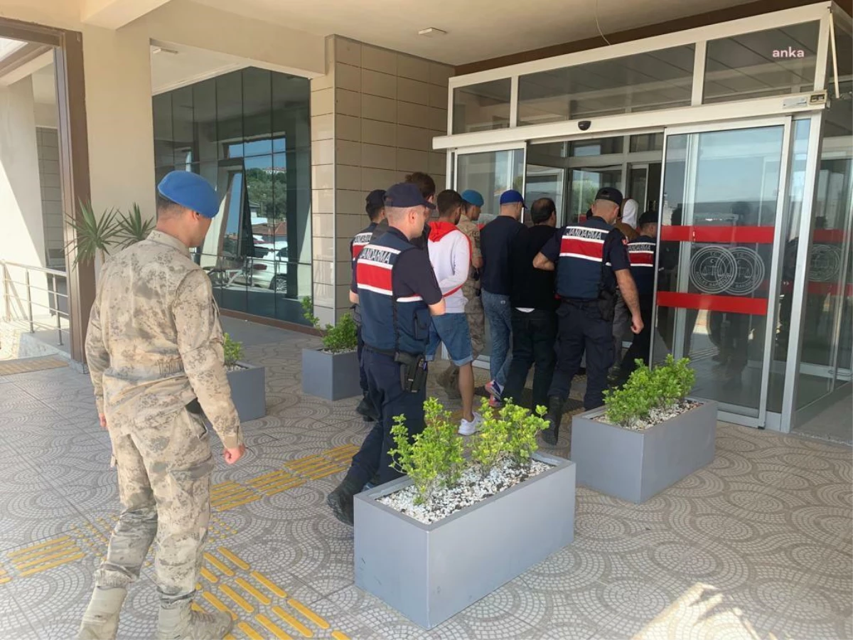Jandarma İzmir\'de Çeşitli Suçlardan Aranan 17 Kişiyi Yakaladı