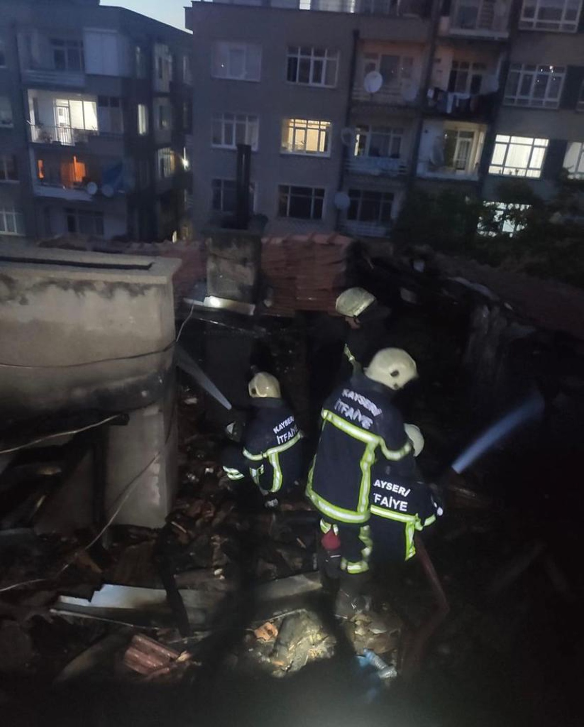 Kayseri\'de apartmanın çatısında çıkan yangın hasara neden oldu