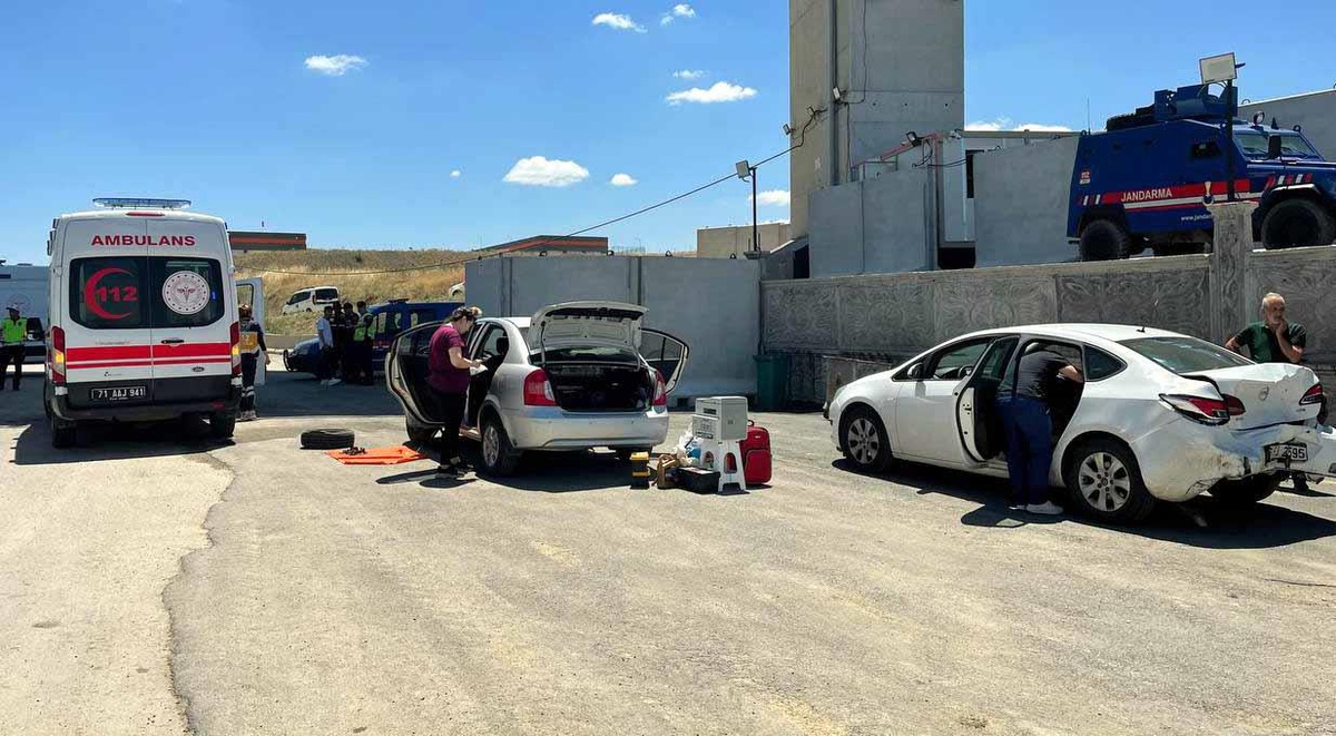 Son dakika haberi | KIRIKKALE - Zincirleme trafik kazasında 5 kişi yaralandı
