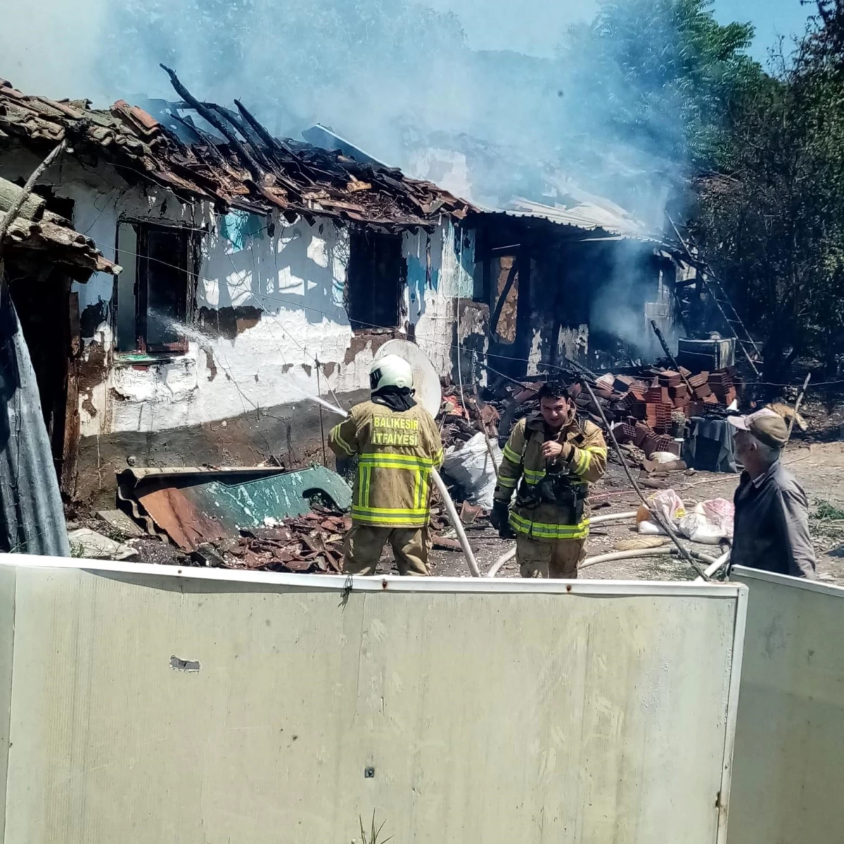 Manyas\'ta ev yangını: 2 yaralı