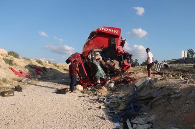 Nakliye kamyonu kaza yaptı, ölü virajı olarak bilinen yer 4 kişiyi canından etti Nakliye kamyonu kaza yaptı, ölü virajı olarak bilinen yer 4 kişiyi canından etti
