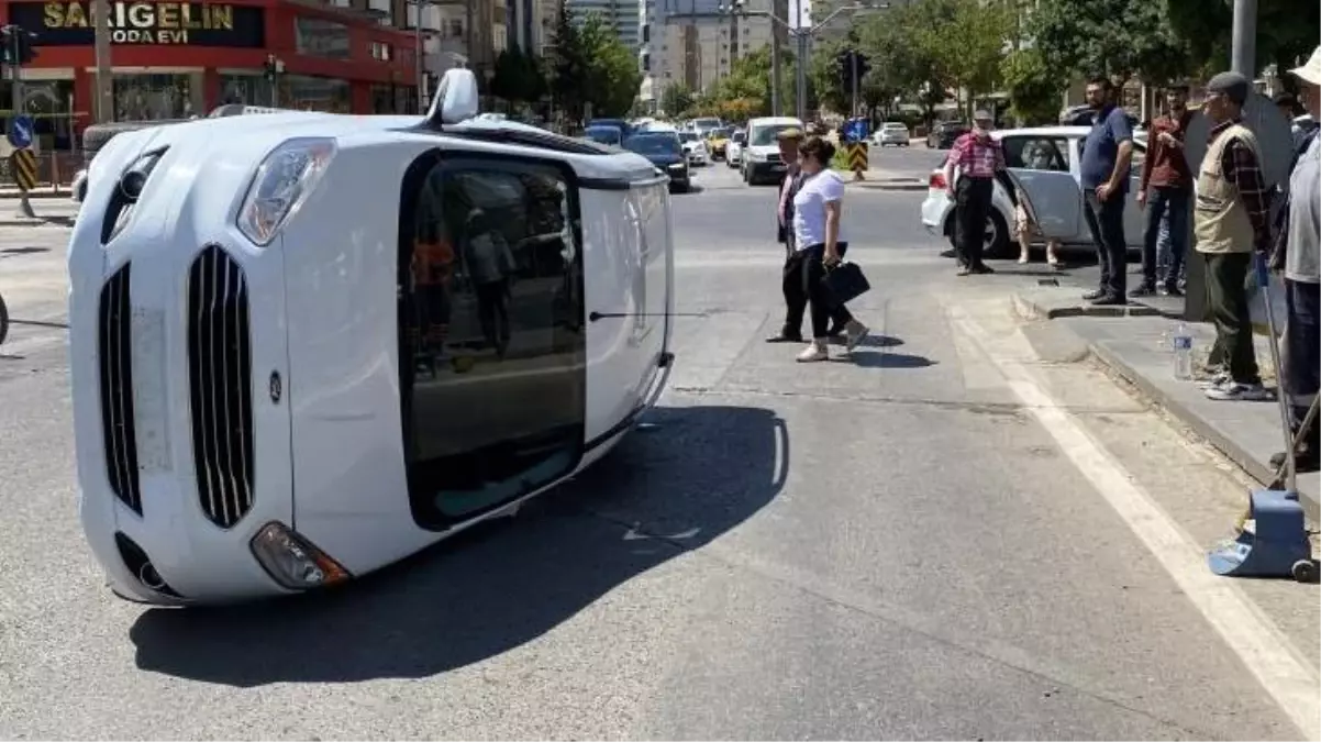 Noterden çıkan adam, dakikalar önce aldığı arabayla böyle kaza yaptı