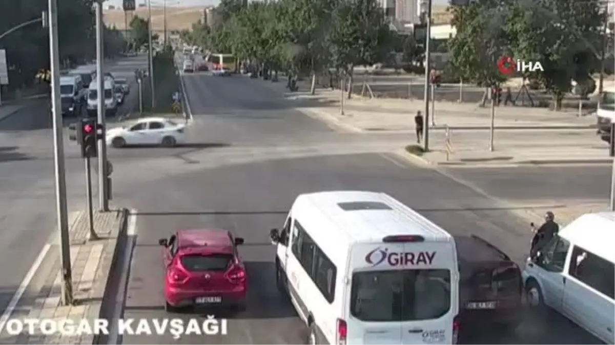 Son dakika haber! Otomobilin çarptığı motosikletli sürücü metrelerce sürüklendi...O anlar kamerada