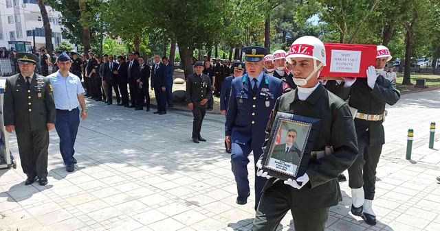 Pençe-Kilit Operasyonu şehidi son yolculuğuna uğurlandı Pençe-Kilit Operasyonu şehidi son yolculuğuna uğurlandı