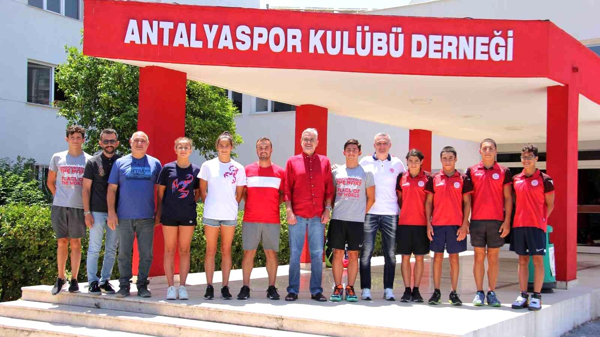 Şampiyon sporcular altınla ödüllendirildi