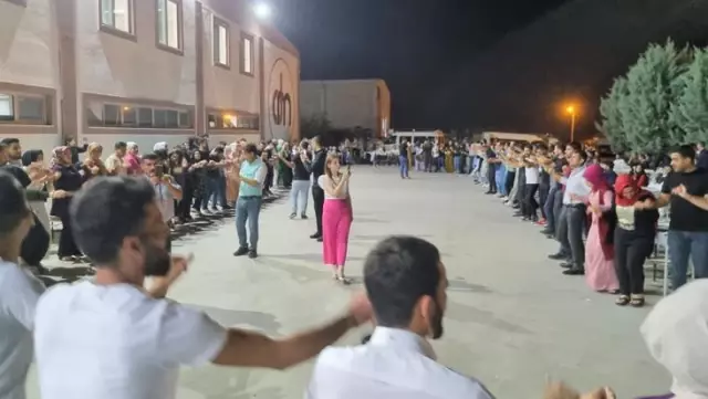 Şanlıurfa'da fabrika çalışanları asgari ücret zammını halay çekerek kutladı