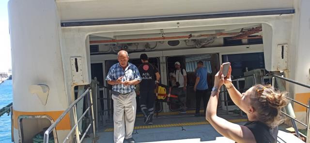 Son Dakika! Dümeni kilitlenen şehir hatları vapuru, Karaköy iskelesine çarptı