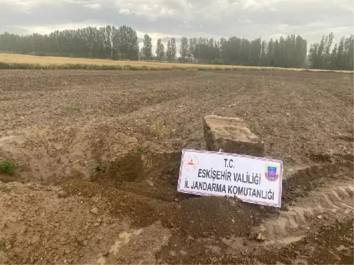 Tarla sürerken, Roma döneminden taş eser buldu