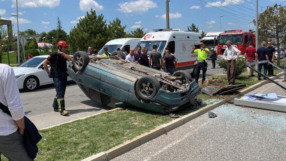 Son dakika haber! TIR\'A VE PANOYA ÇARPAN OTOMOBİL TERS DÖNDÜ; KAZA ANI KAMERADA
