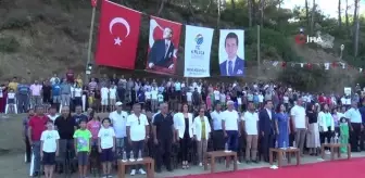 Yağlı direkten bayrak alma yarışması düzenlendi: 25 kişi, 4 bin lira için ter döktü